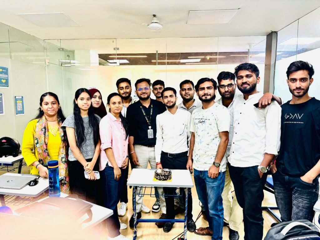 Live training students with Shivam Omar, digital marketing trainer in India – farewell ceremony